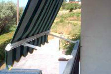 Estor de bra amb enclatge a barana. L'Encert a Sant Vicen de Castellet