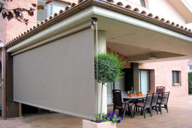 Estor guiat amb varilles, cables o guies, manivela. L'Encert a Sant Vicen de Castellet