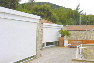 Estor guiat amb varilles, cables o guies, manivela. L'Encert a Sant Vicen de Castellet, prop de Manresa